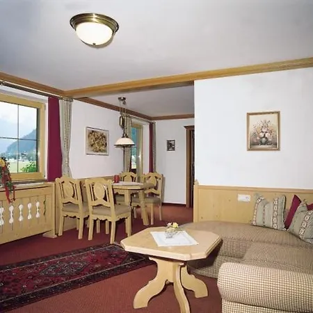 Hotel-garni Almhof 3* Mayrhofen