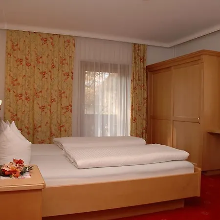 Guest house Hotel-garni Almhof 3*