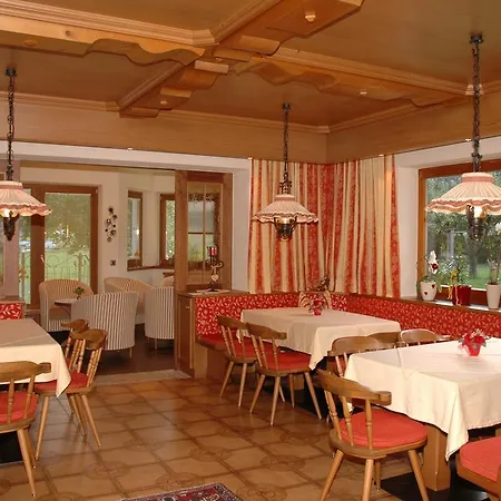 Penzion Hotel-garni Almhof Mayrhofen
